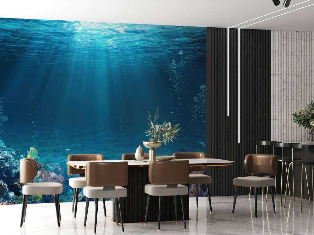 Des rayons de soleil à travers l'eau