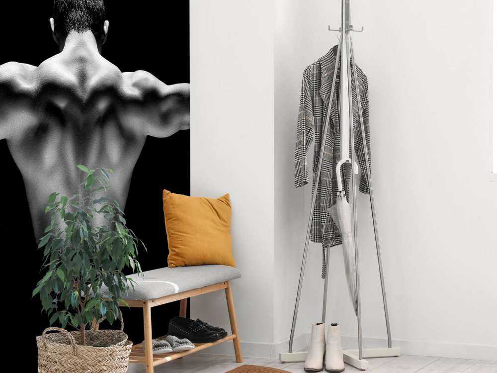 Homme aux bras tendus