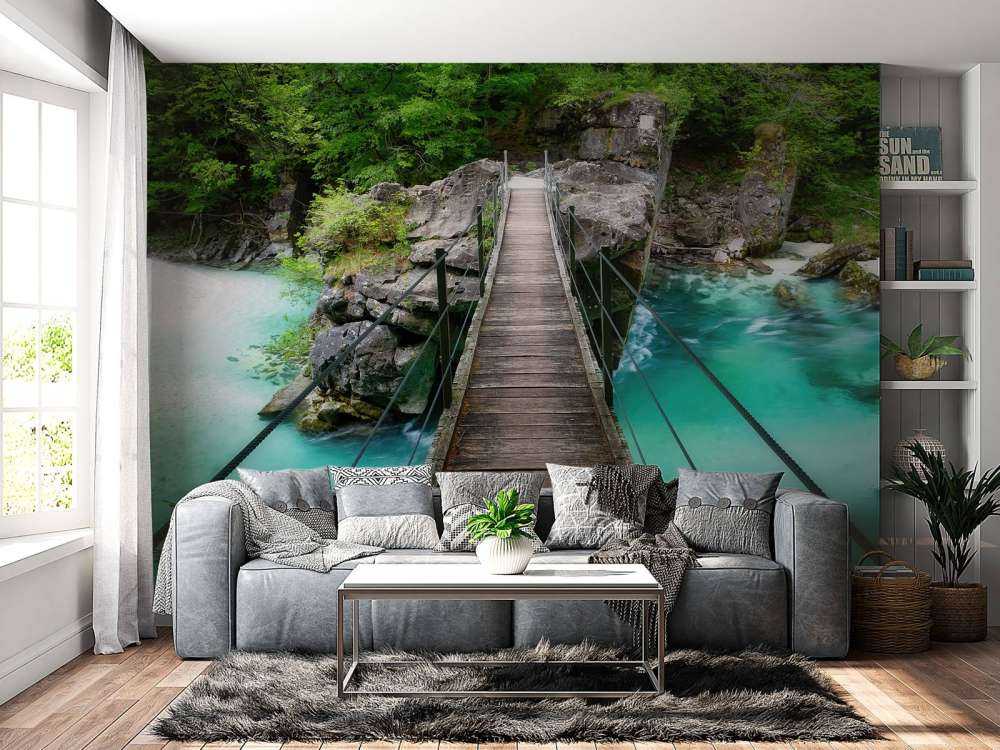 Pont sur une belle rivière bleue