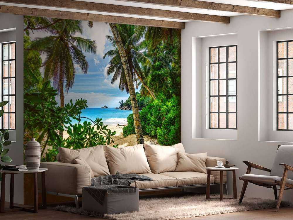 Plage entre les palmiers
