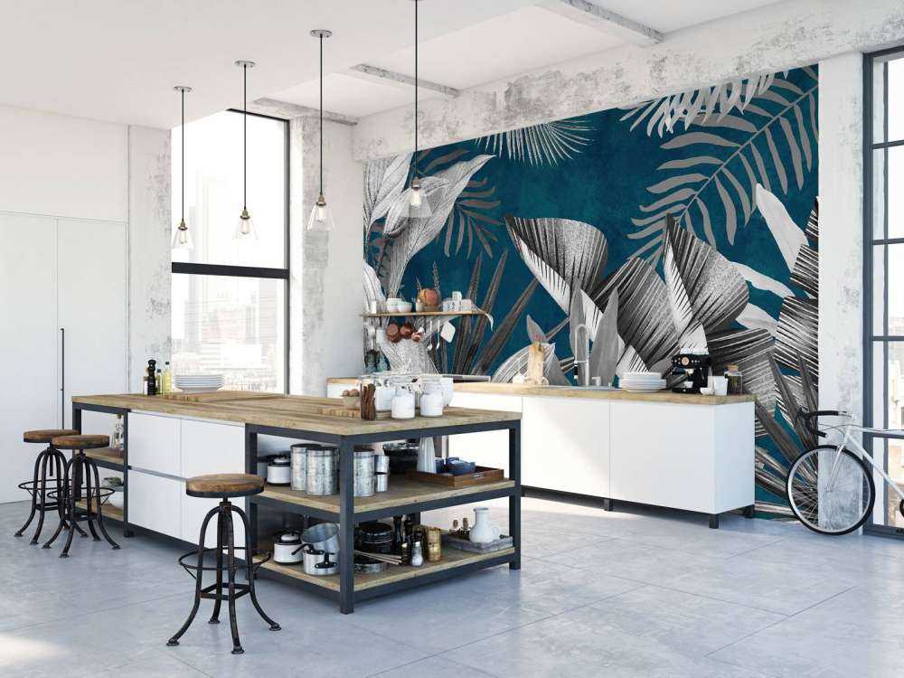 Feuilles tropicales sur fond bleu canard