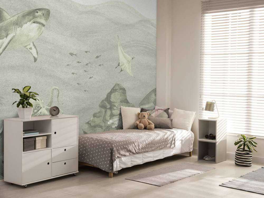 Monde sous-marin avec requins en vert d'eau