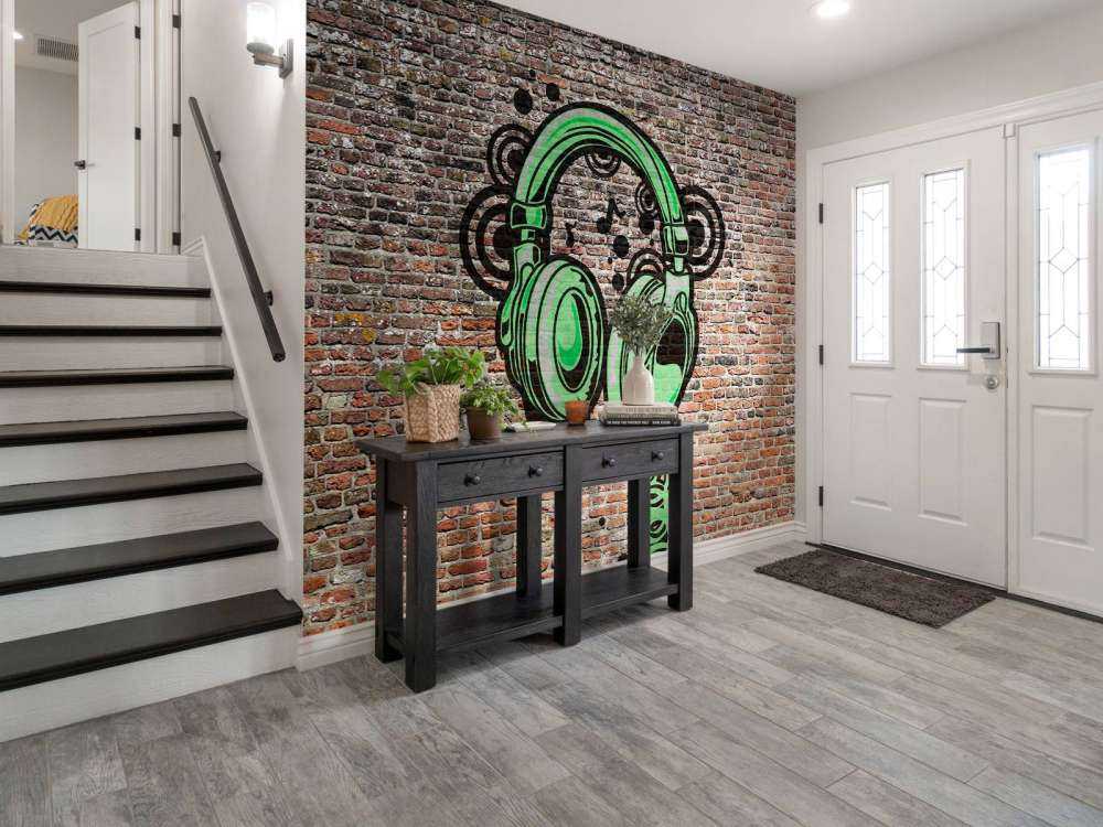 Graffitis sur un vieux mur de briques