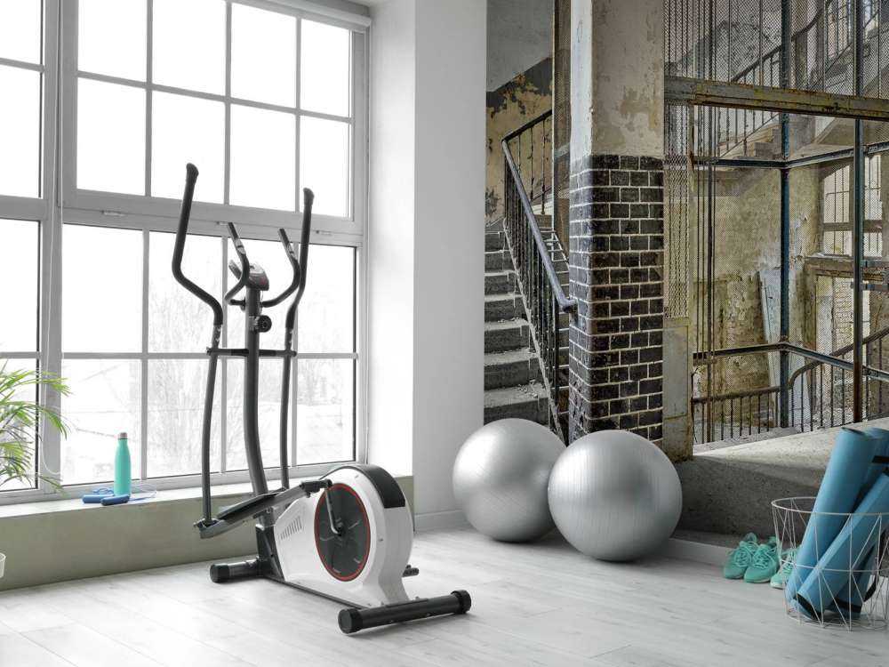 Ancienne cage d'ascenseur avec escaliers