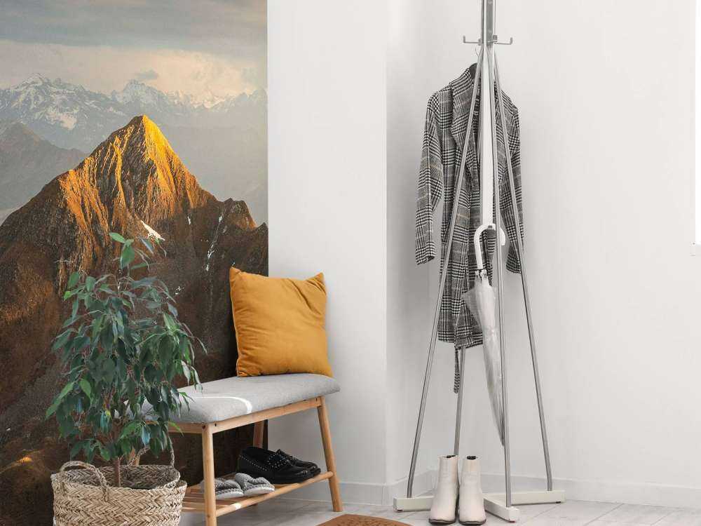 Lumière dorée du soleil sur le sommet de la montagne au lever du soleil.