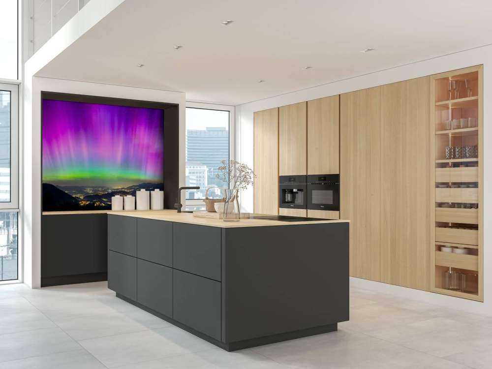 Aurore boréale au-dessus de la ville de montagne illuminée