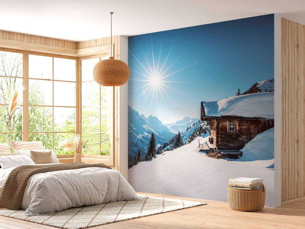 Soleil d'hiver au-dessus de la cabane en bois.