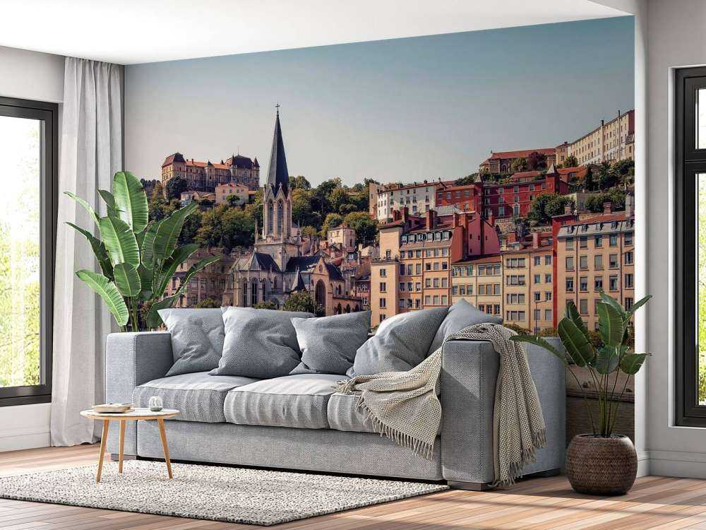 Centre-ville ensoleillé avec des façades pastel