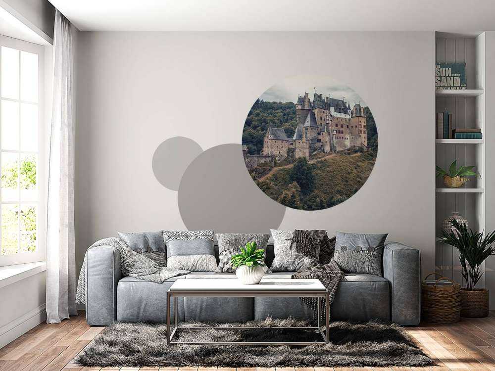 Château entre des collines verdoyantes