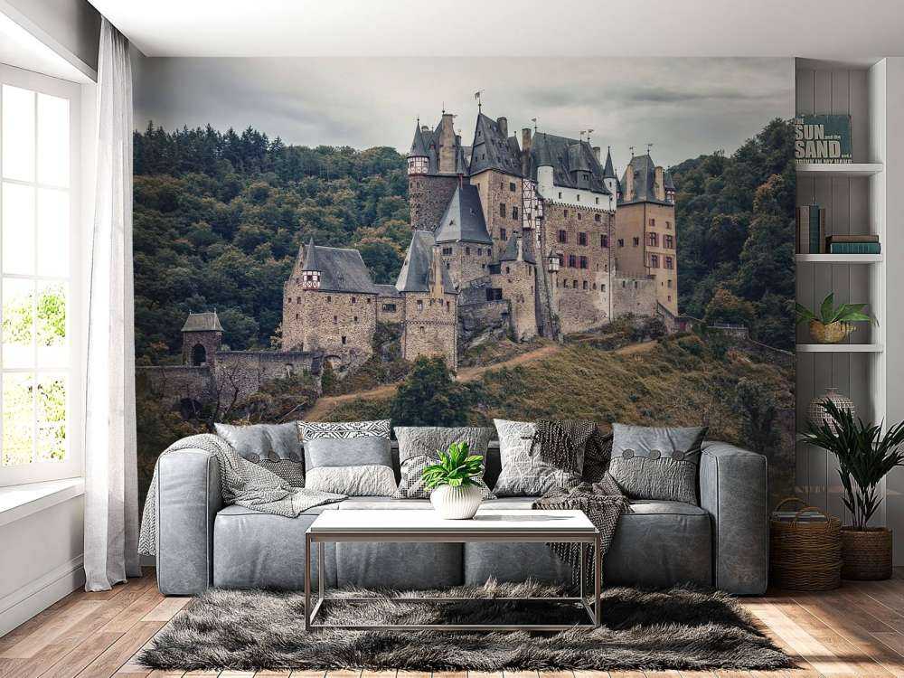 Château entre des collines verdoyantes