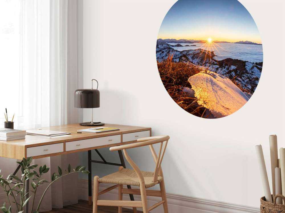 Lever de soleil au-dessus d'une prairie de montagne en hiver