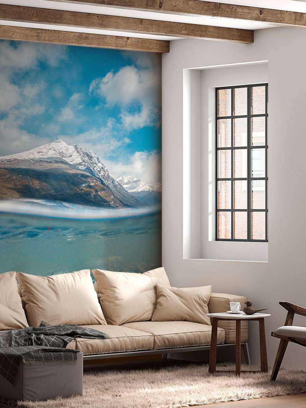 Vue sur la montagne à travers une eau de glacier claire