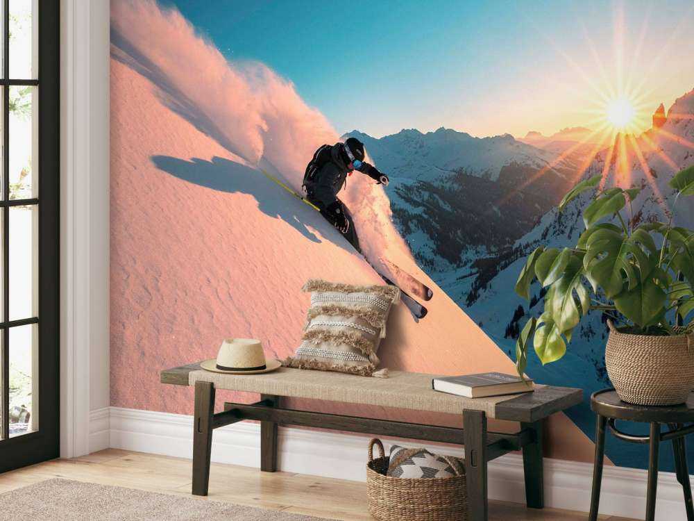 Descente enneigée au coucher du soleil enflammé.