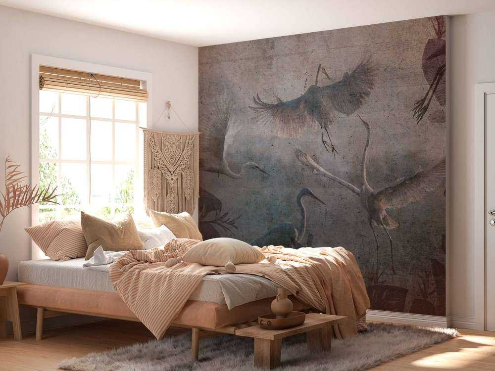 Hérons volants dans le bleu crépusculaire