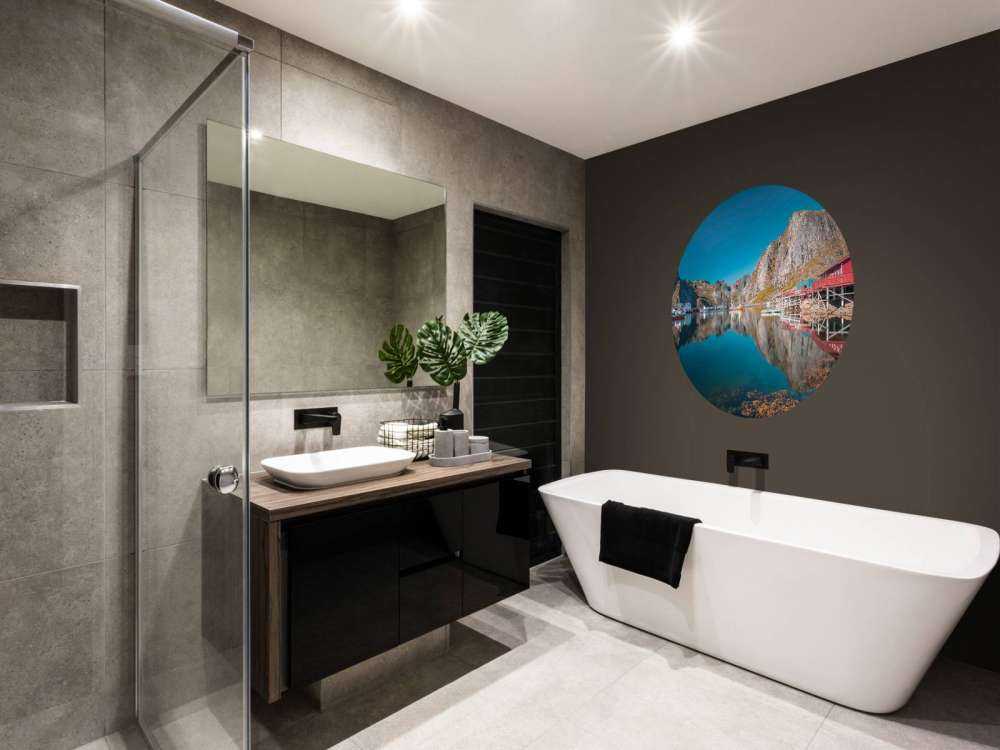 Maisons rouges au bord de l'eau du fjord