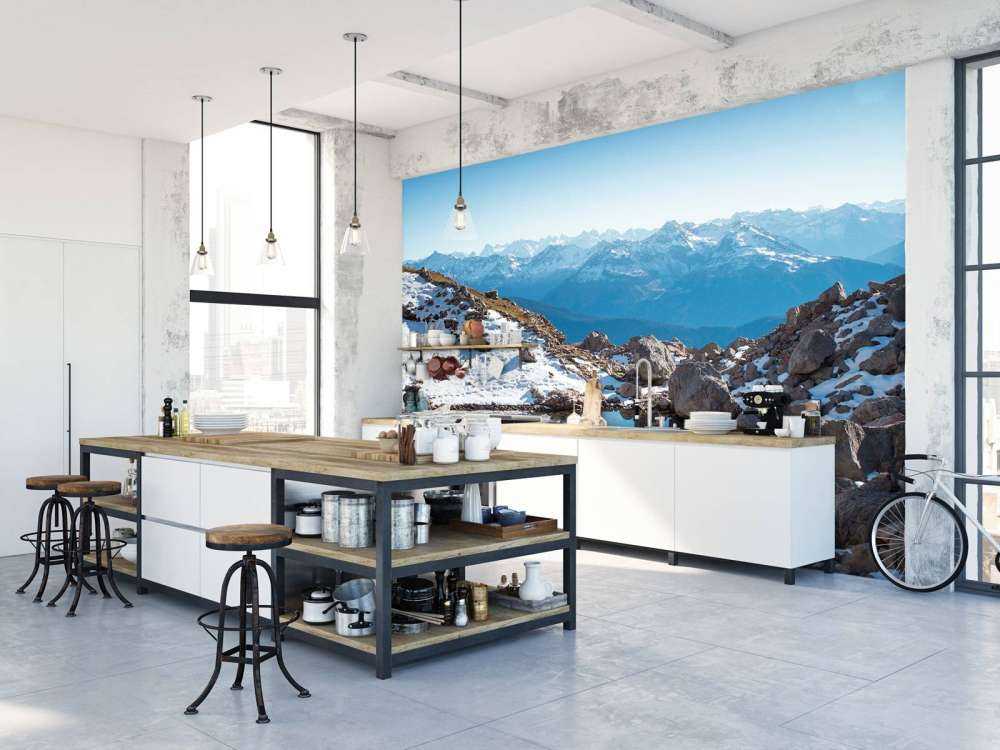 Lac de montagne entre les sommets enneigés.