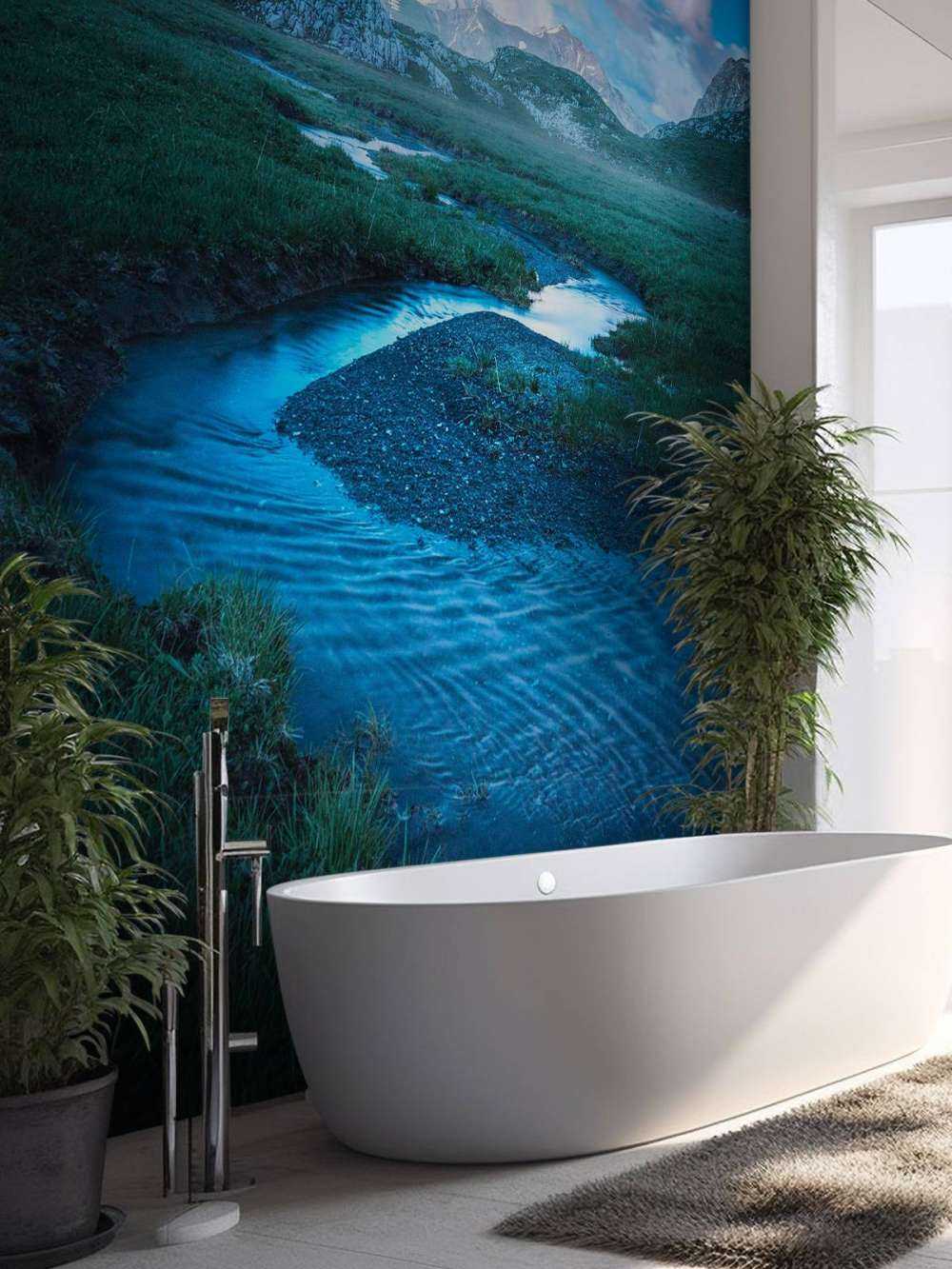 Ruisseau de montagne sous un ciel du soir bleu