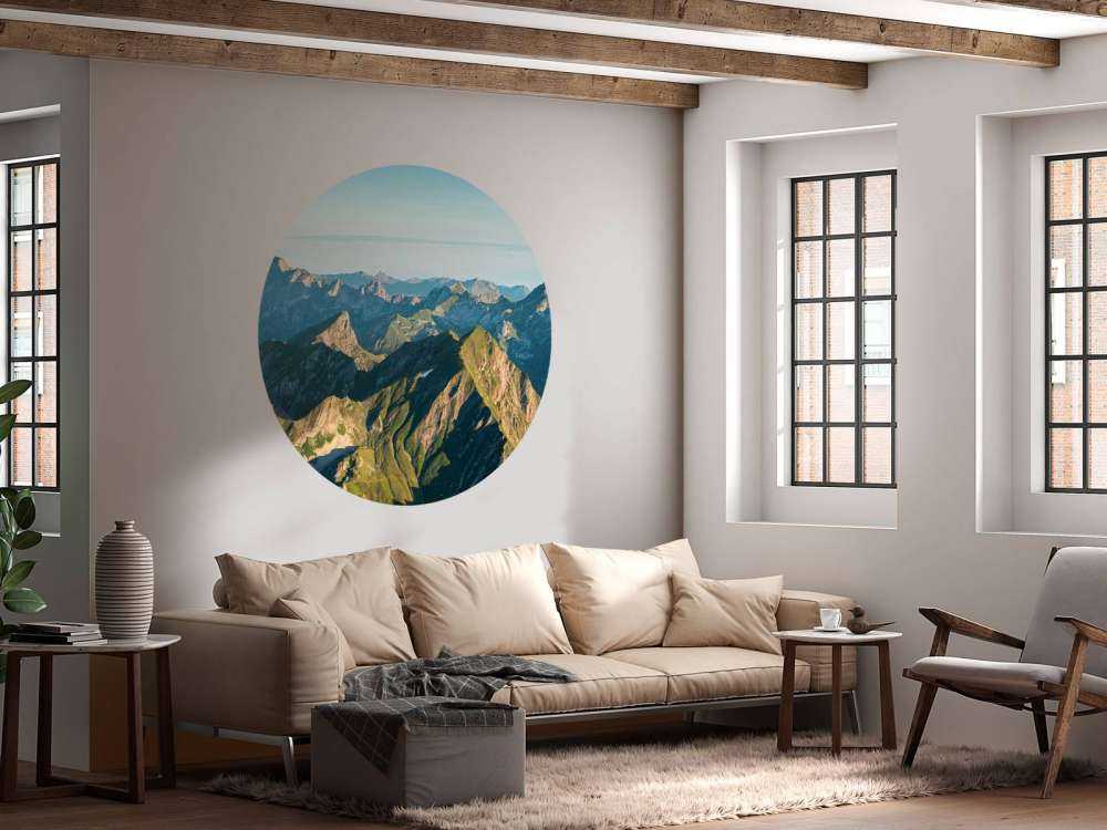 Lueur estivale sur la crête de la montagne.