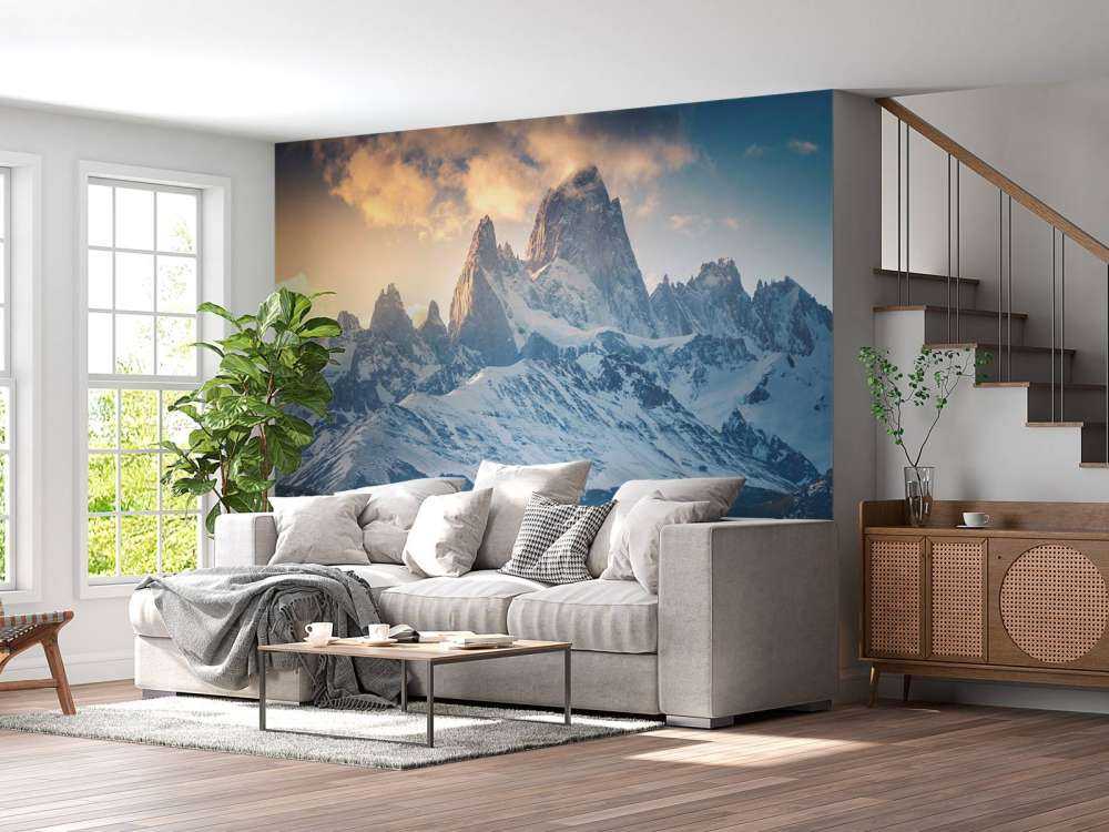 Guanaco près de sommets enneigés.