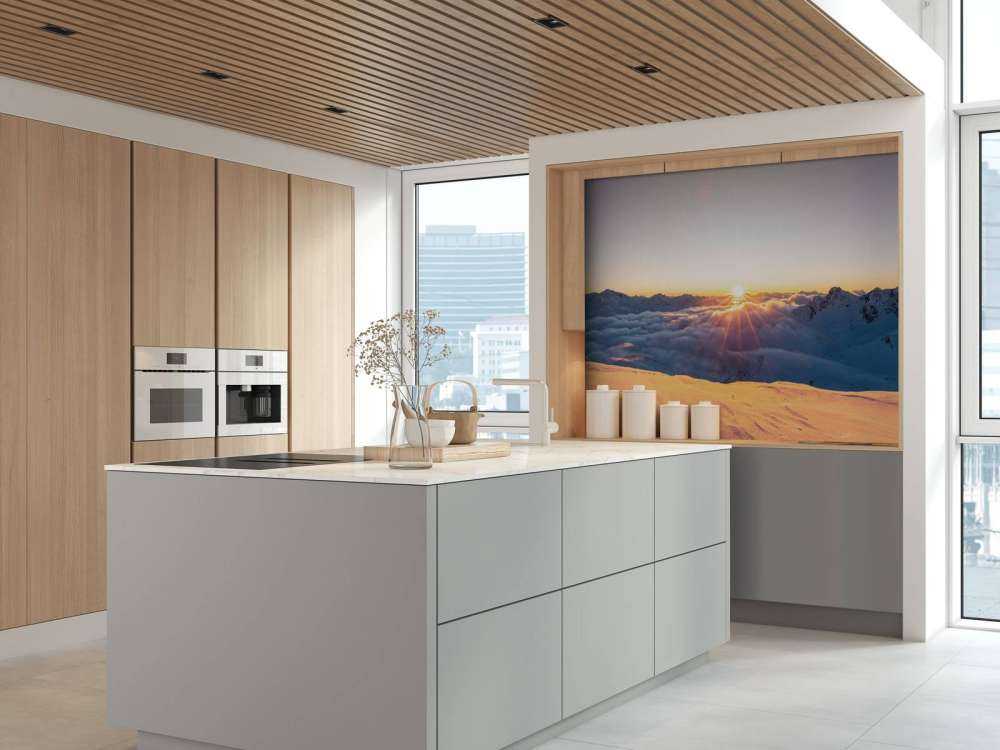 Lumière du soleil au-dessus de la couche nuageuse dans les montagnes.