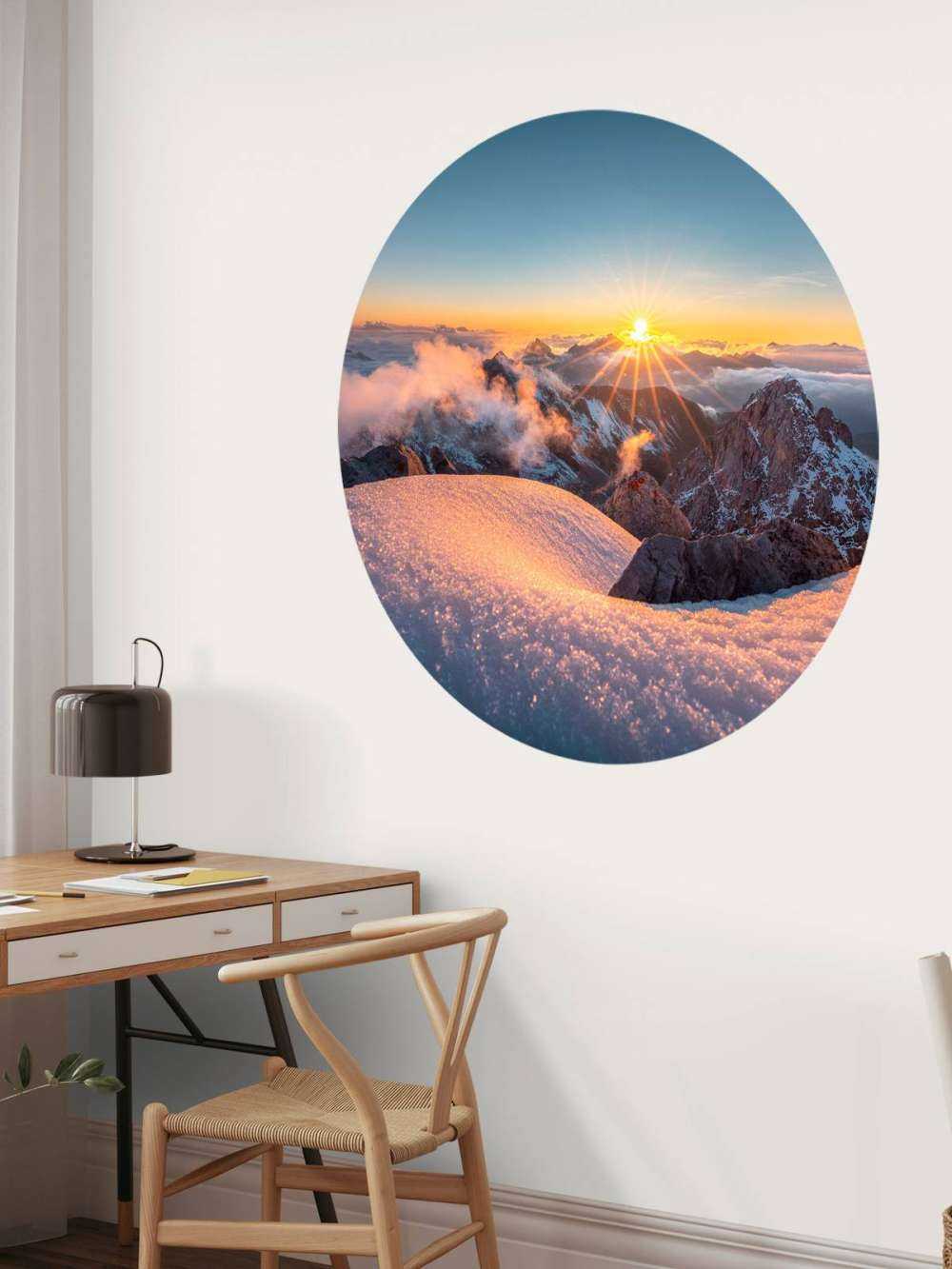 Soleil d'or sur les sommets des montagnes