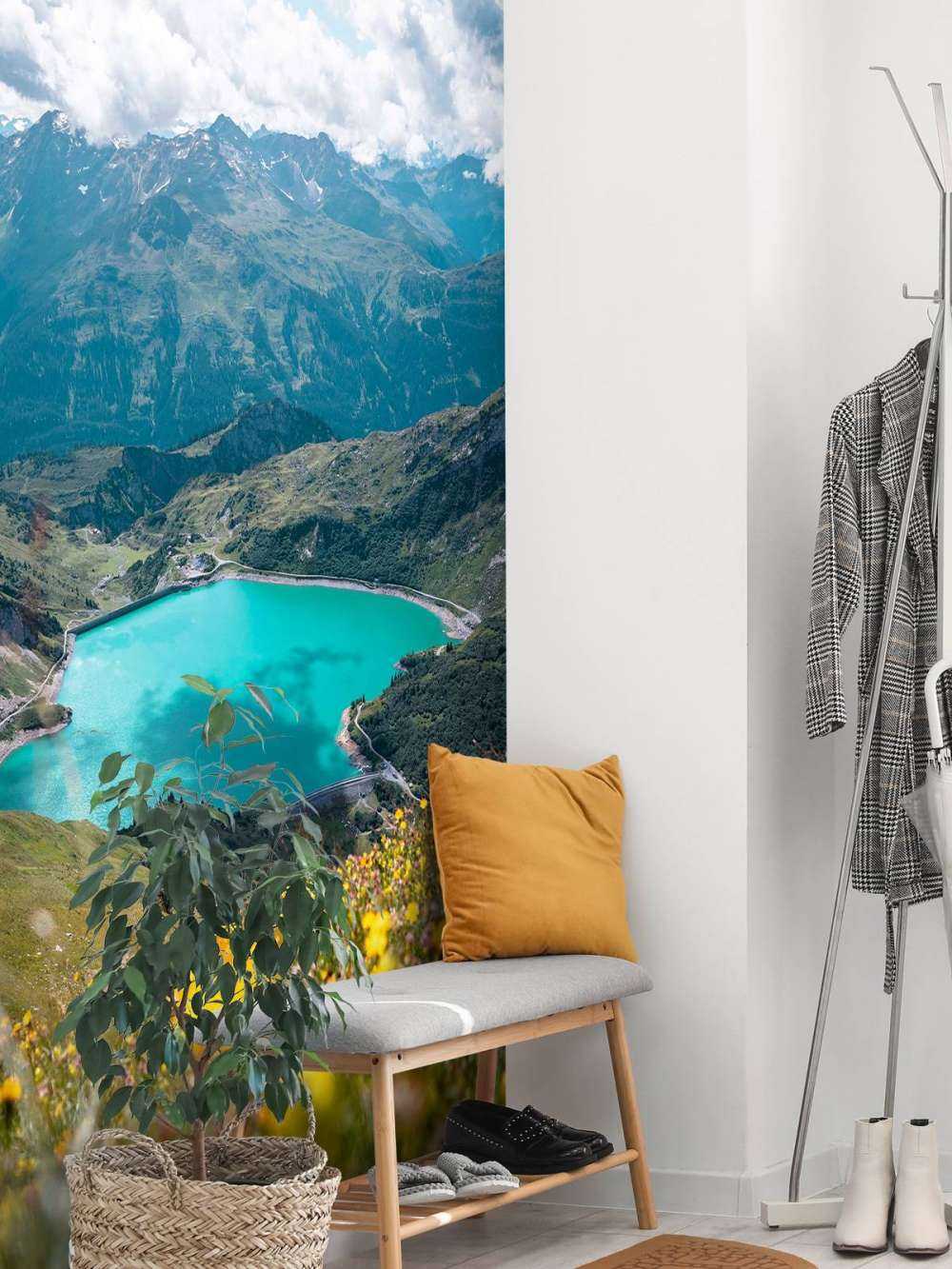 Champ de fleurs au bord d'un lac de montagne turquoise.