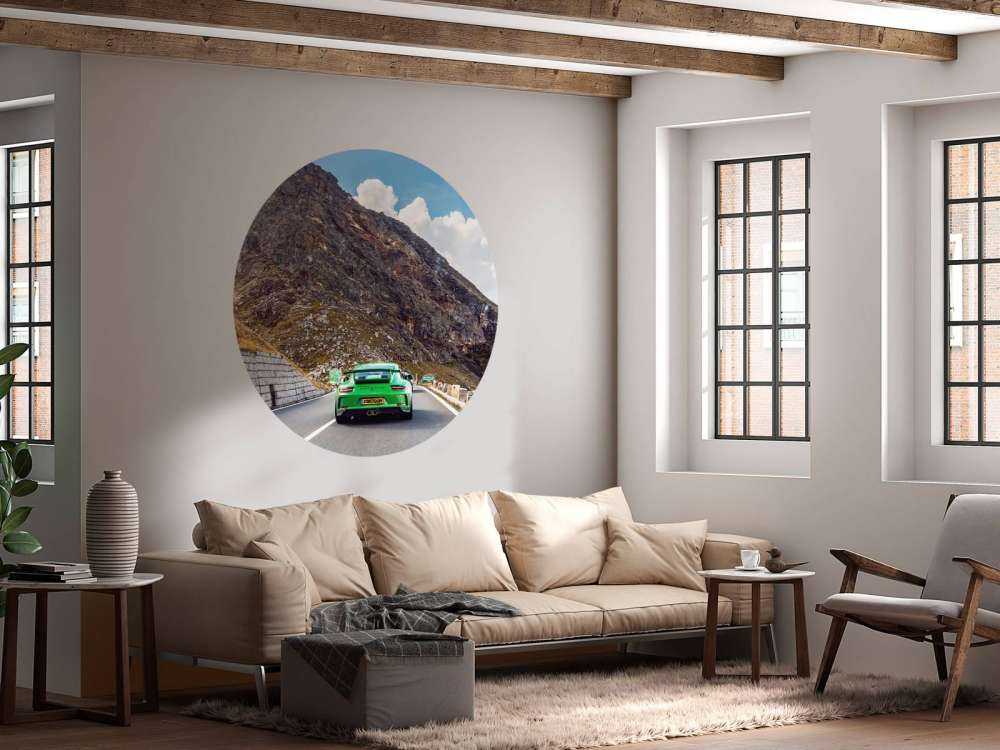 Bergpass avec voiture de sport
