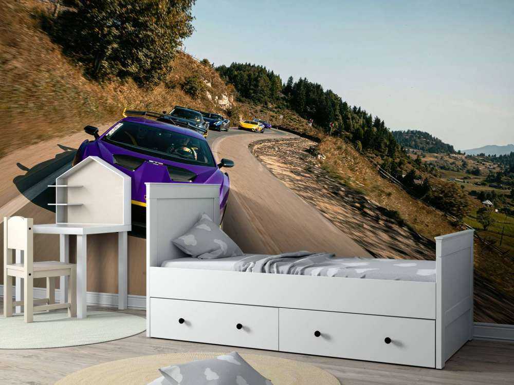 Convoi de supercars à travers les montagnes