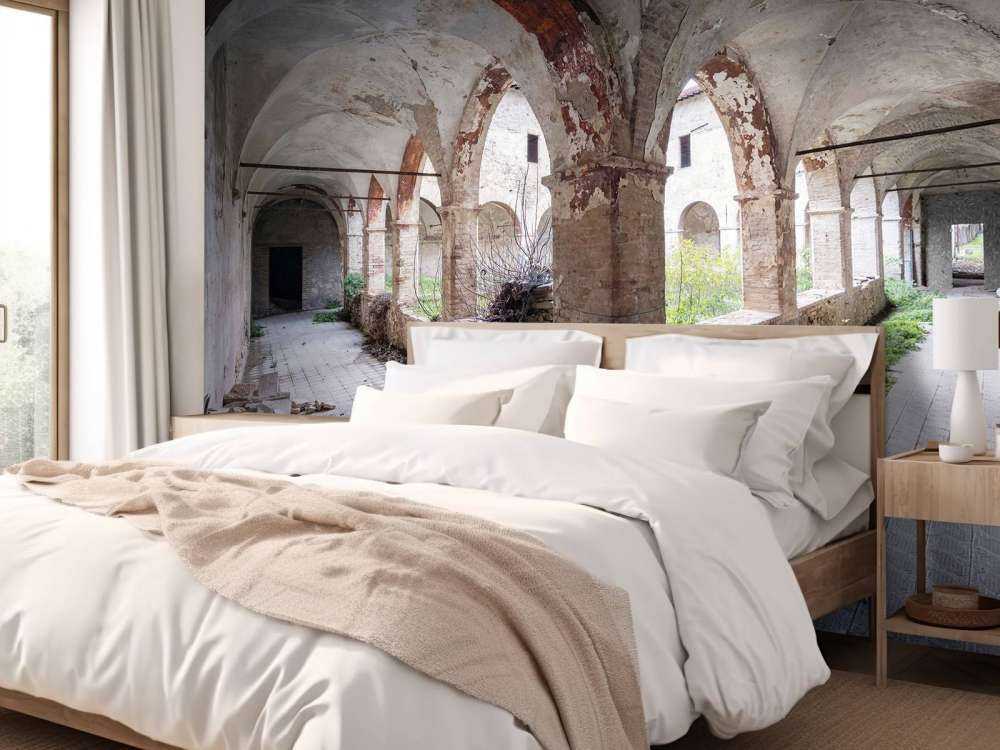 Couloir de monastère abandonné en décomposition