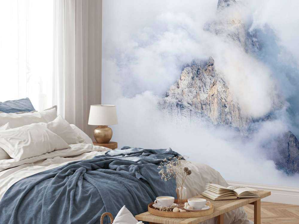 Cimes de montagne cachées dans le brouillard