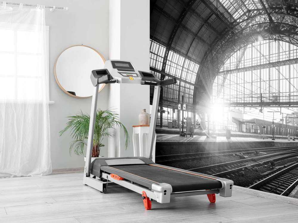 Lever de soleil sur une station en noir et blanc