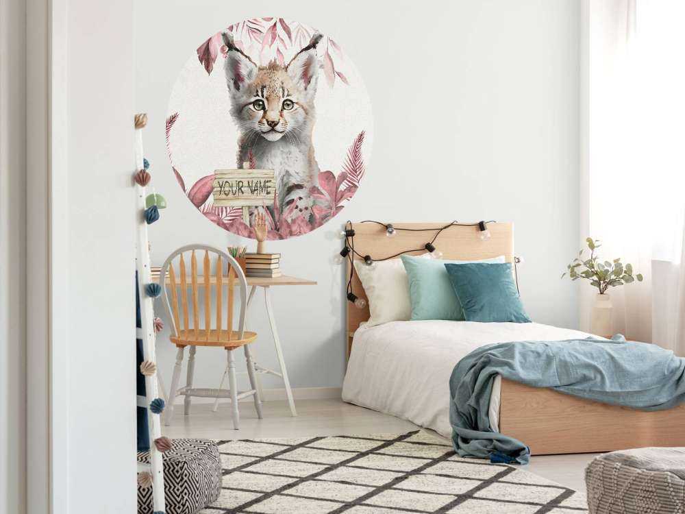 Bébé lynx dans la jungle rose