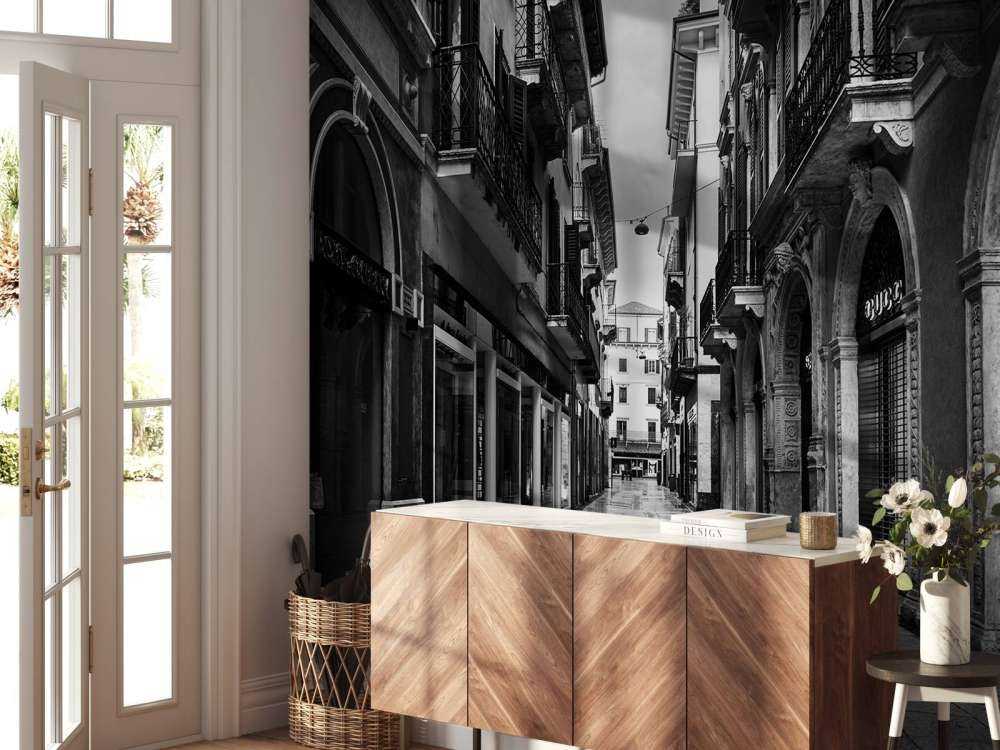 Rue commerçante en noir et blanc