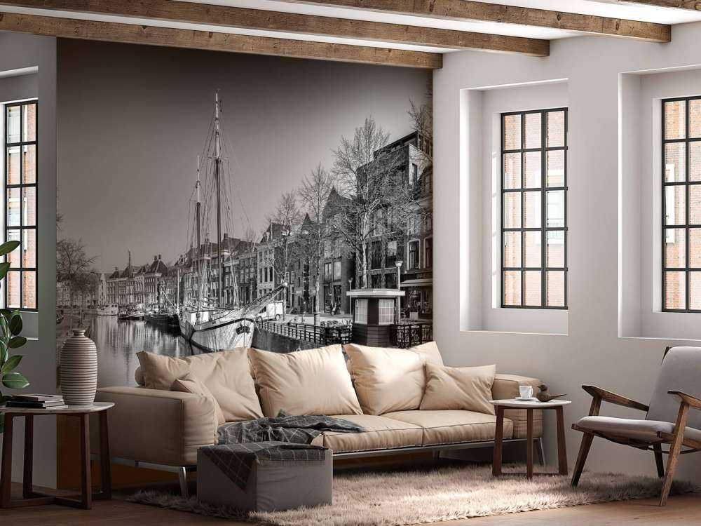 Navire historique situé sur la rivière A à Groningen En noir et blanc 