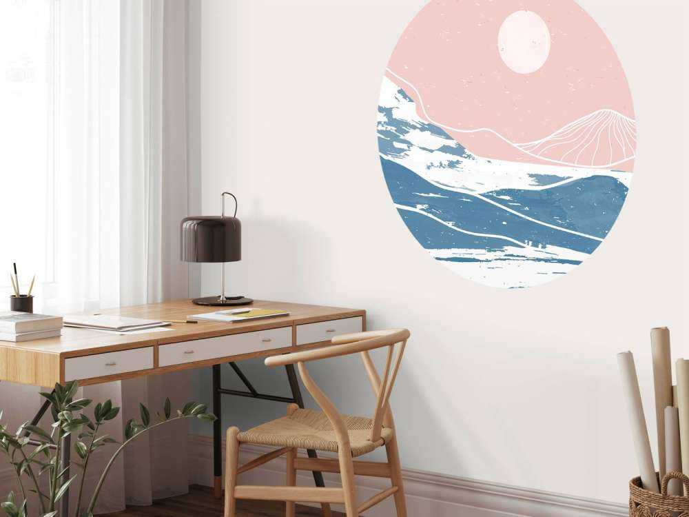 Montagnes d'hiver devant le soleil