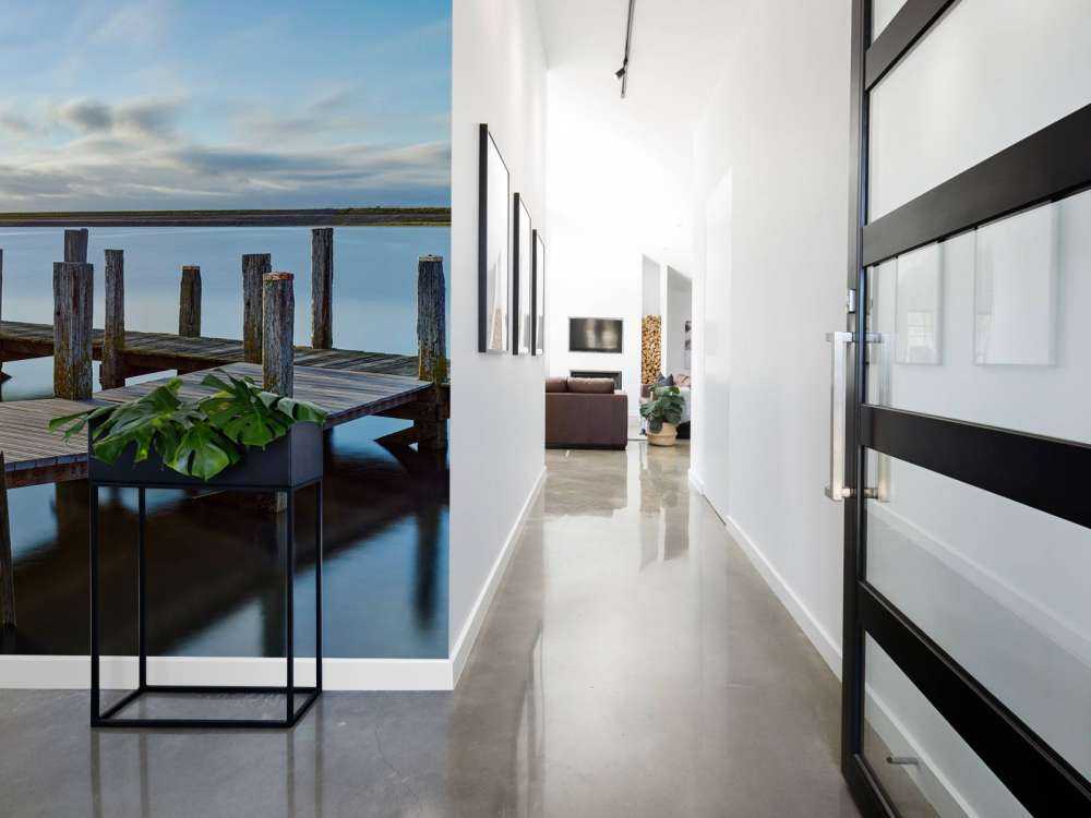 Jetée en bois au lever du soleil