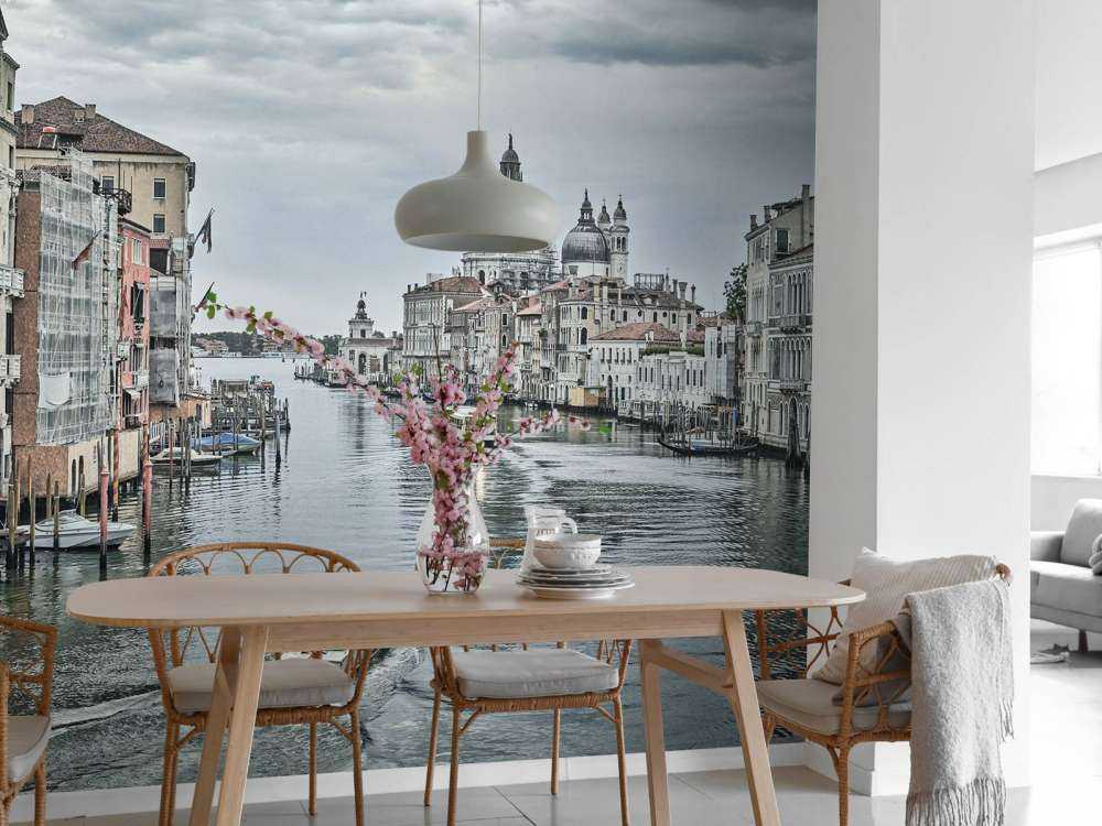 Canal avec des bateaux à Venise