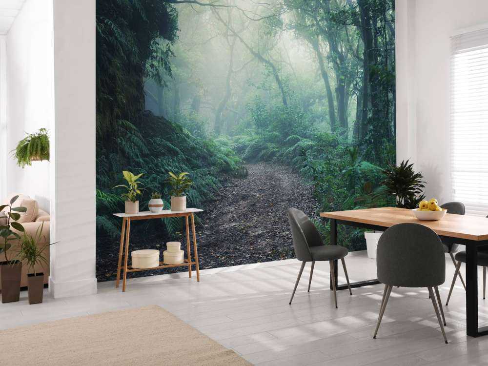 Forêt verte et brumeuse