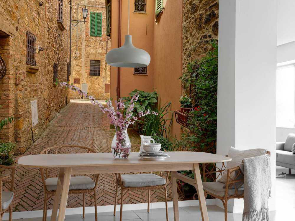 Rue avec des plantes et des fleurs