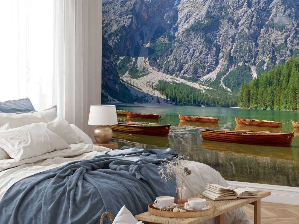 Bateaux en bois dans un lac de montagne