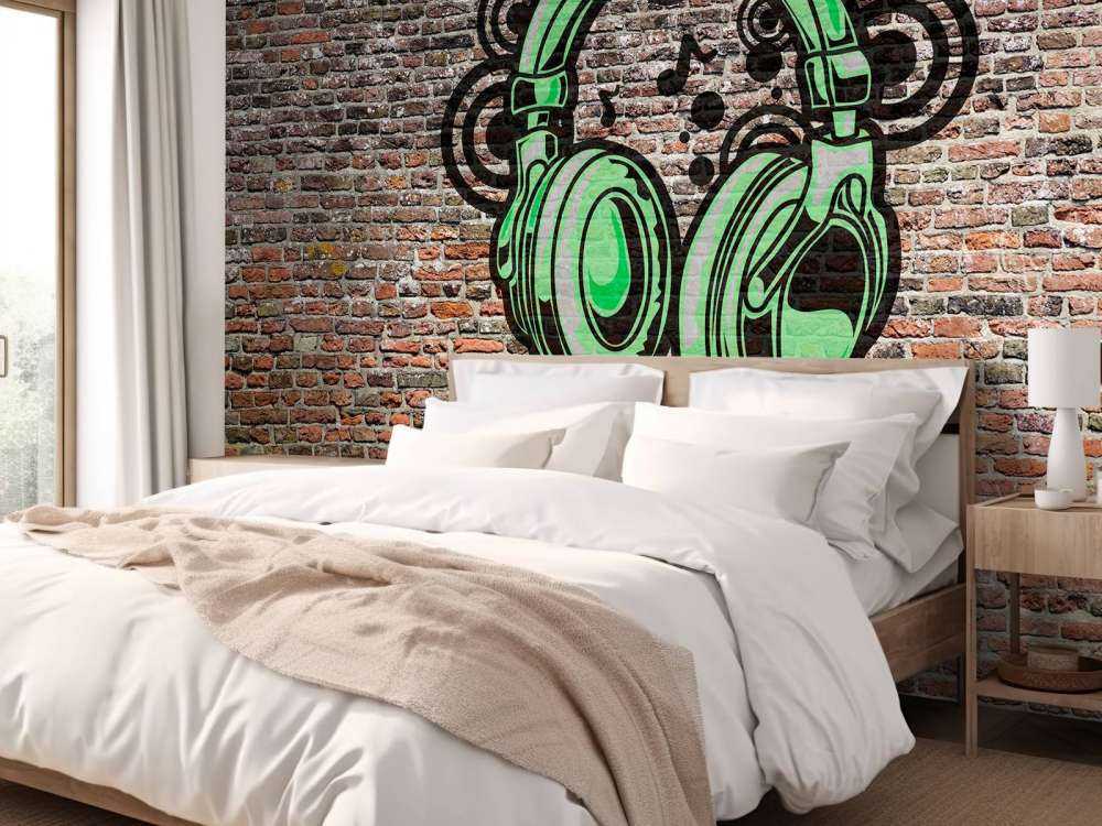 Graffitis sur un vieux mur de briques