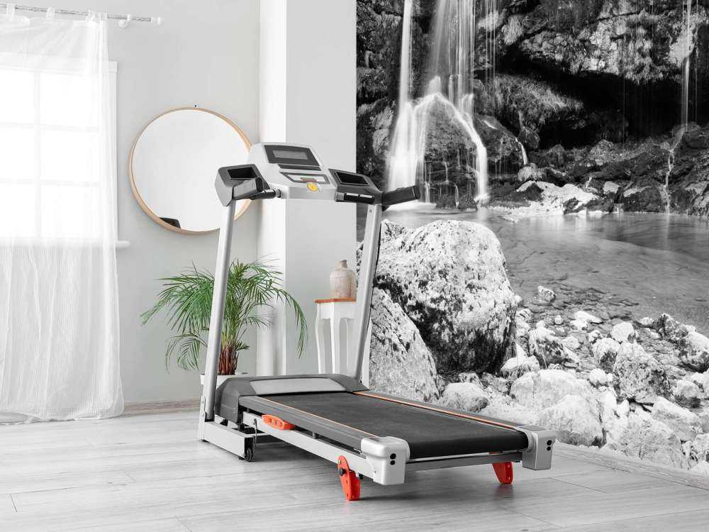 Chute d'eau au-dessus d'un mur de pierre