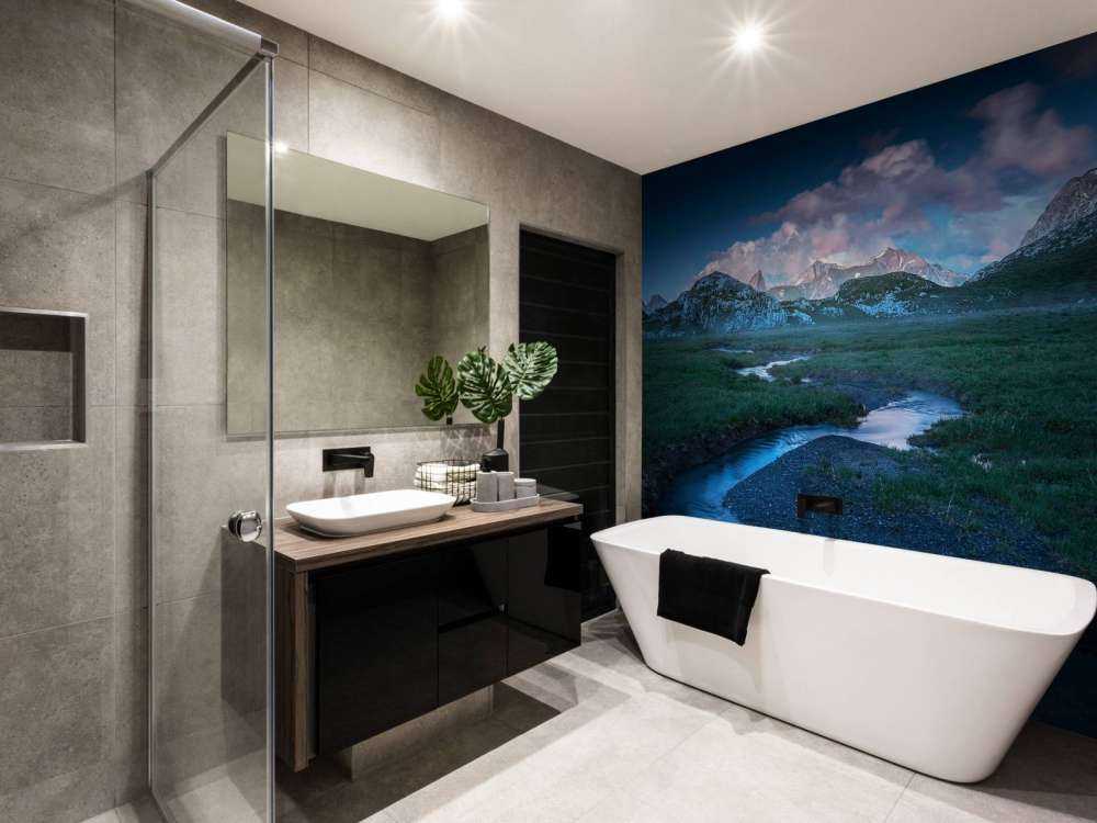 Lumière du soir sur la vallée de montagne avec ruisseau