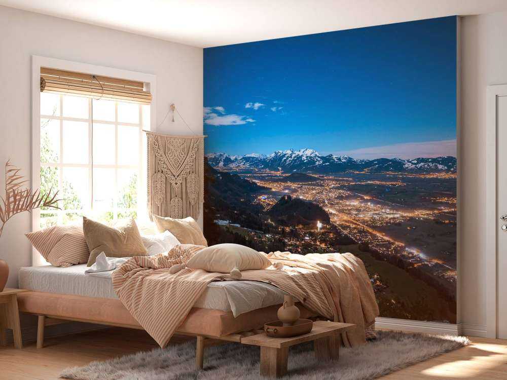 Vision nocturne sur la ville de la vallée alpine