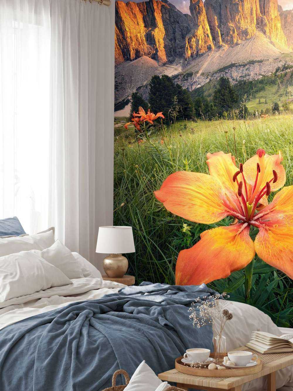 Paysage alpin ardent avec des lys