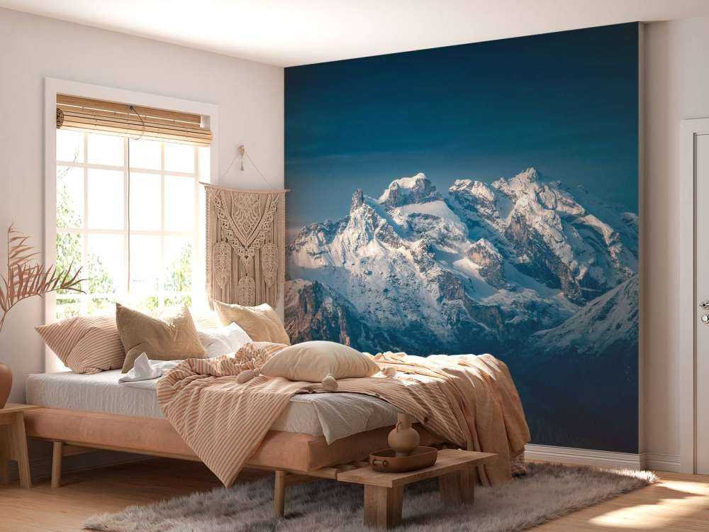 Lumière de cristal sur des sommets enneigés