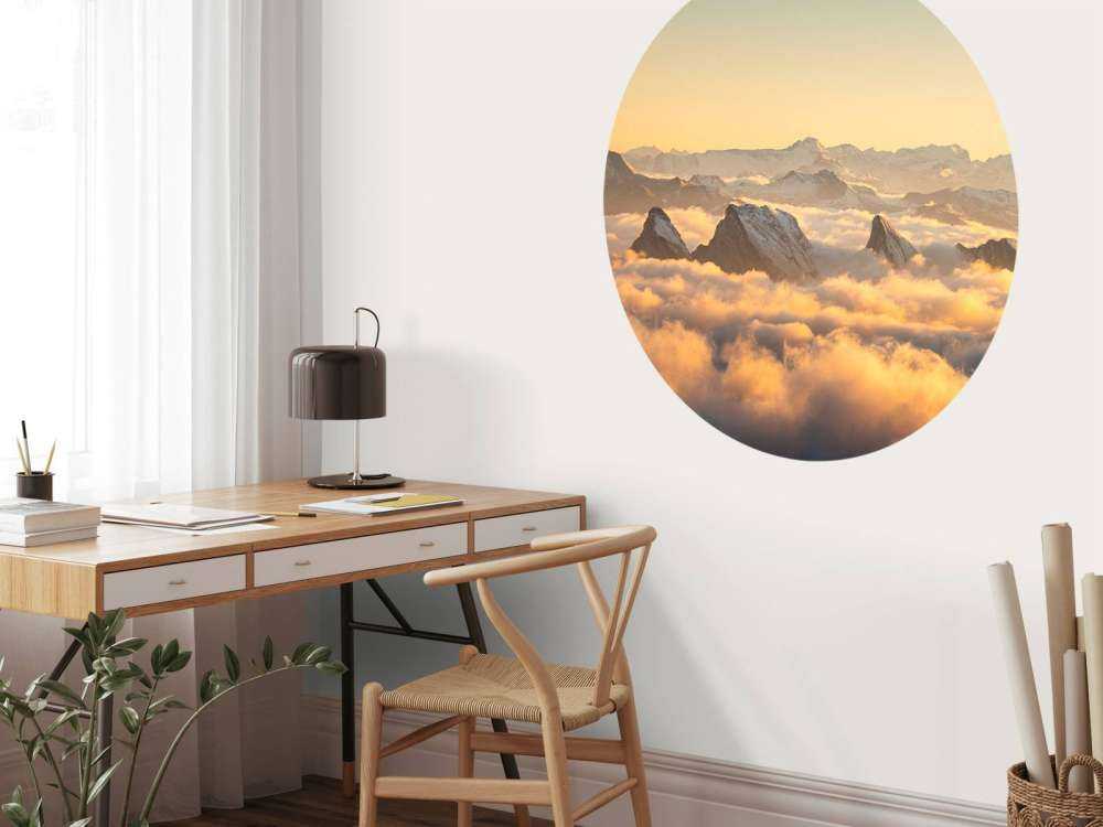Les sommets des montagnes au-dessus de la mer de nuages dorés.