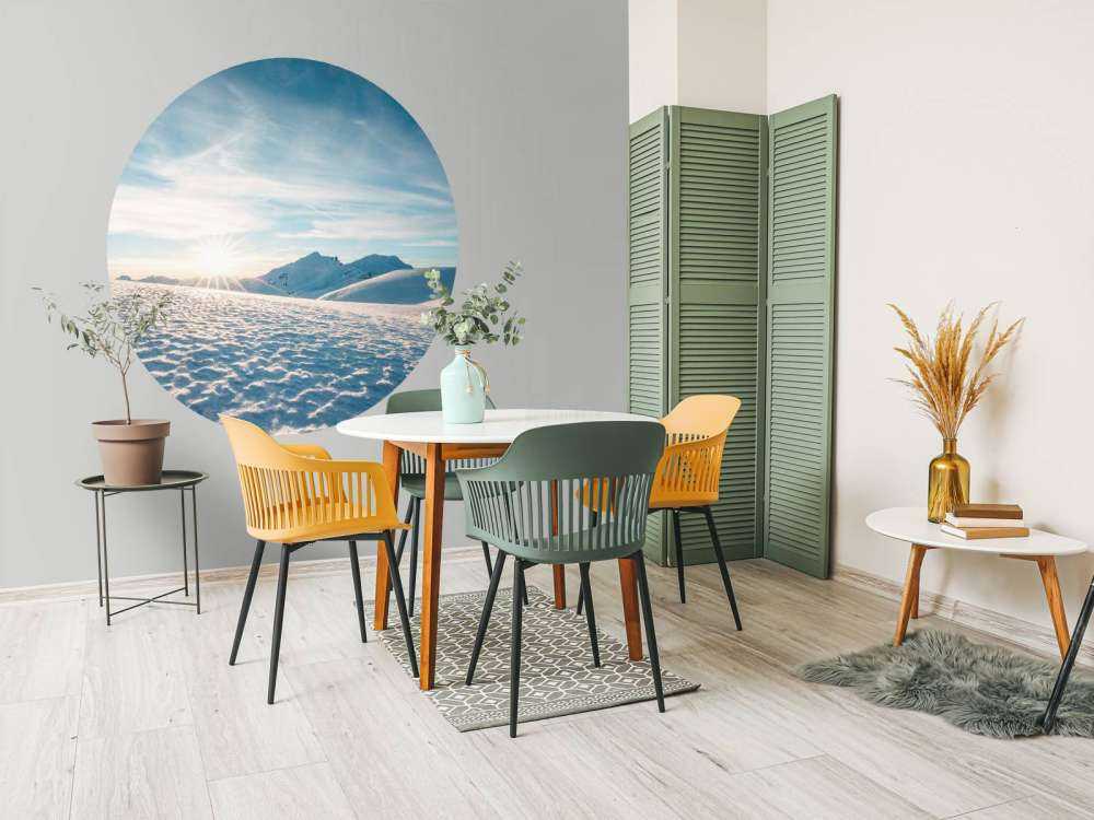 Soleil du matin sur des étendues de neige scintillante