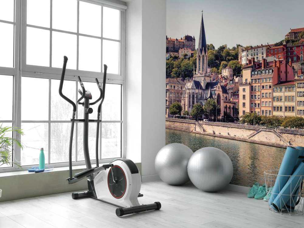 Centre-ville ensoleillé avec des façades pastel