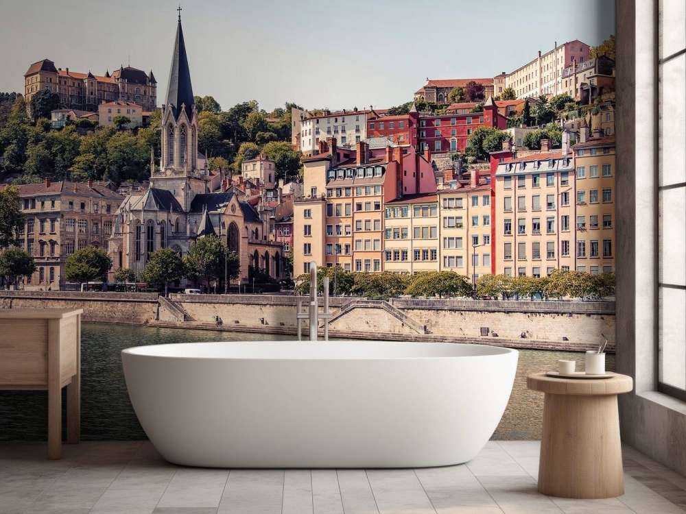 Centre-ville ensoleillé avec des façades pastel